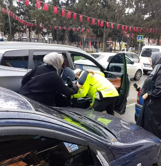 Trafik Polisi, Özel Gereksinimli Çocuğuyla Zorlanan Annenin Yardımına Koştu