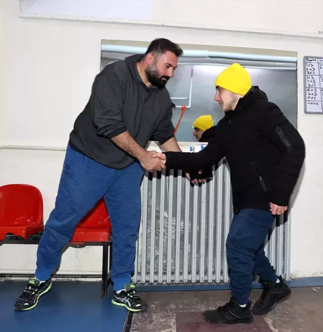 Doğuştan engelli genç halter sayesinde yürümeye başladı