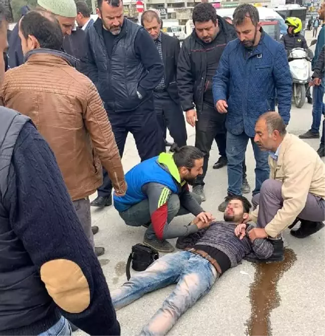 Otomobil park halindeki kamyonete çarptı: 1'i çocuk 3 yaralı
