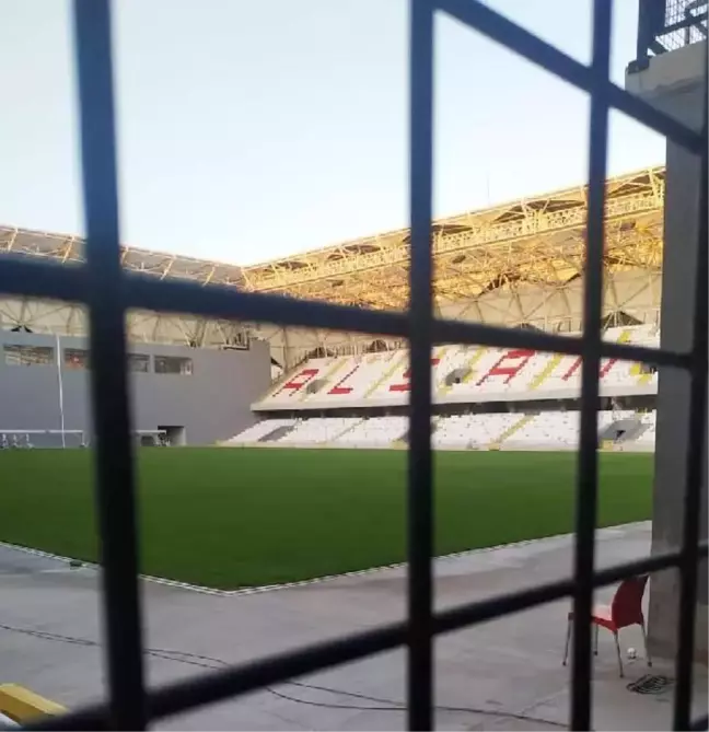 Alsancak Stadı'nda merdivenlere siyah renk ayarı
