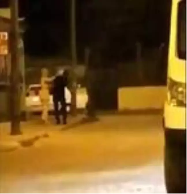 Kadın, sokak ortasında tartıştığı erkeğe çantasıyla vurup, tokat attı