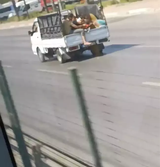 Bursa 3. sayfa haberi: Bursa'da kamyonet kasasında tehlikeli yolculuk kamerada