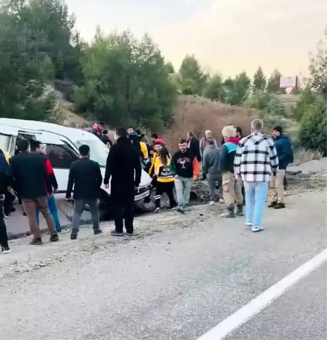 Adıyaman'da Hafif Ticari Araç Kaza Yaptı: 6 Yaralı