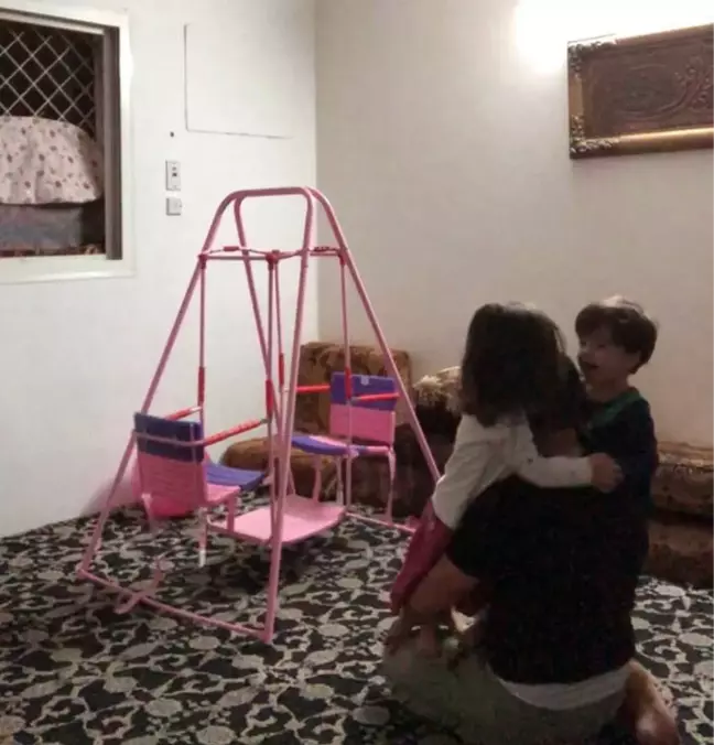 Minik Çocuklar Namaz Kılan Babalarına Yapmadığını Bırakmadı