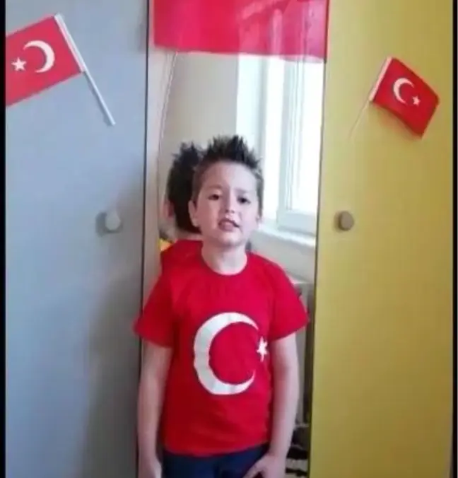 Minik Yağızhan 23 Nisan'ı İstiklal Marşı'nın 10 kıtasını ezbere okuyarak kutladı