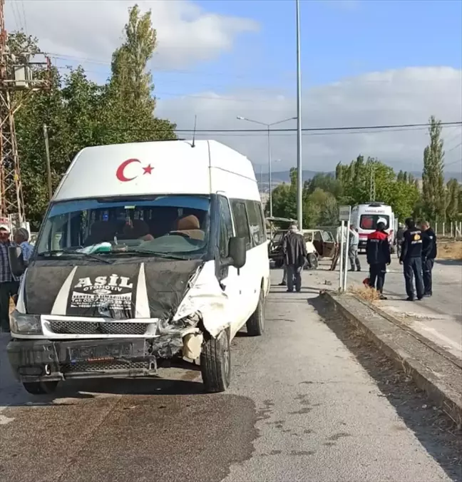 Amasya'da minibüs ile otomobil çarpıştı: 2 yaralı