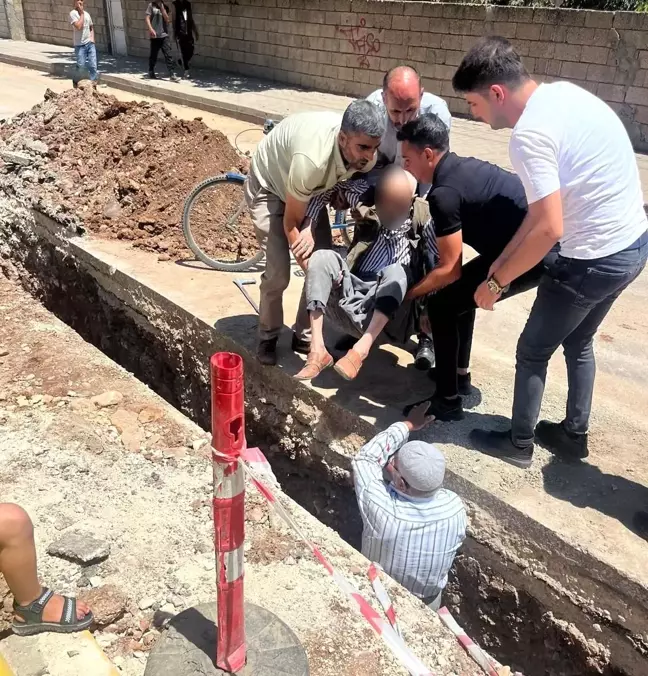 Adıyaman'da yaşlı adam alt yapı çukuruna düştü