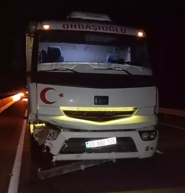 Manisa'da Kamyon ile Traktör Çarpışması: 1 Kişi Hayatını Kaybetti