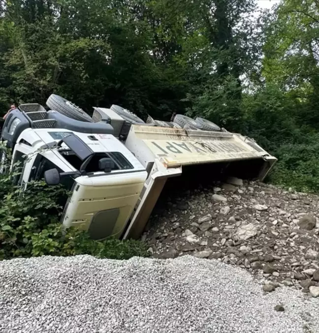 Sinop'ta kamyon devrildi, sürücü yaralandı