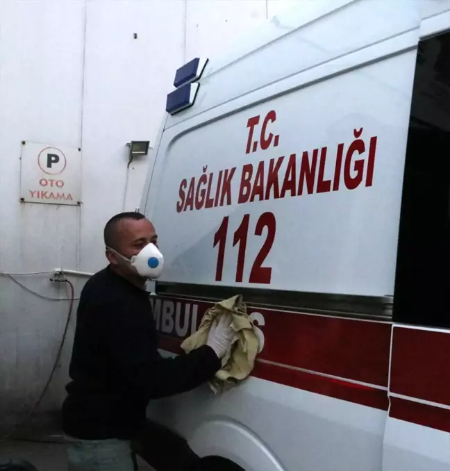 Bolu'da oto yıkamacı sağlık çalışanlarına destek için ambulansları ücretsiz yıkıyor