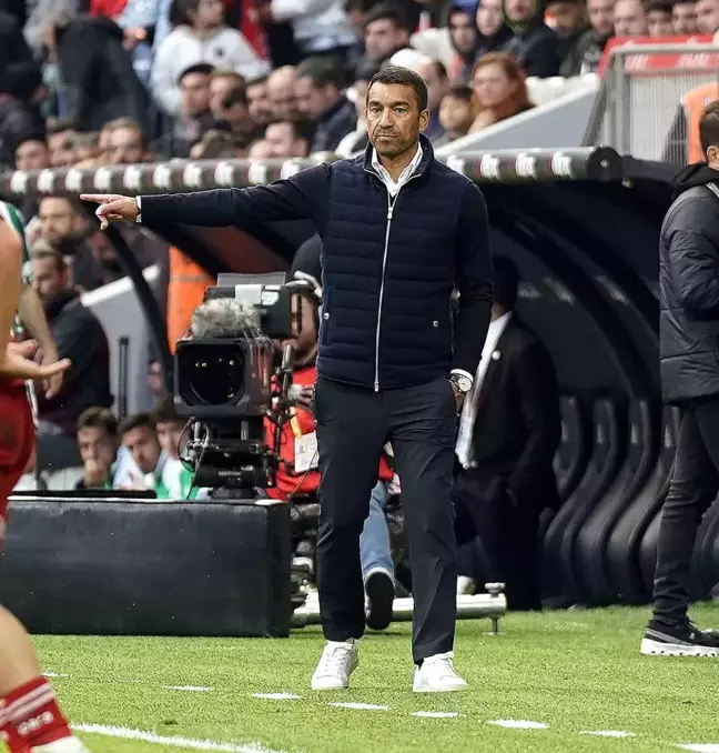 Giovanni van Bronckhorst'un İlk Derbi Heyecanı: Beşiktaş, Galatasaray'la Karşılaşıyor