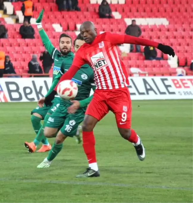 Balıkesirspor'da Burak'a Yumurtalı Kutlama