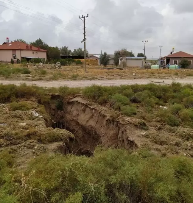 KONYA'DA DEV YARIKLAR, YER ALTI SU SEVİYESİ AZALDIĞI İÇİN OLUŞMUŞ