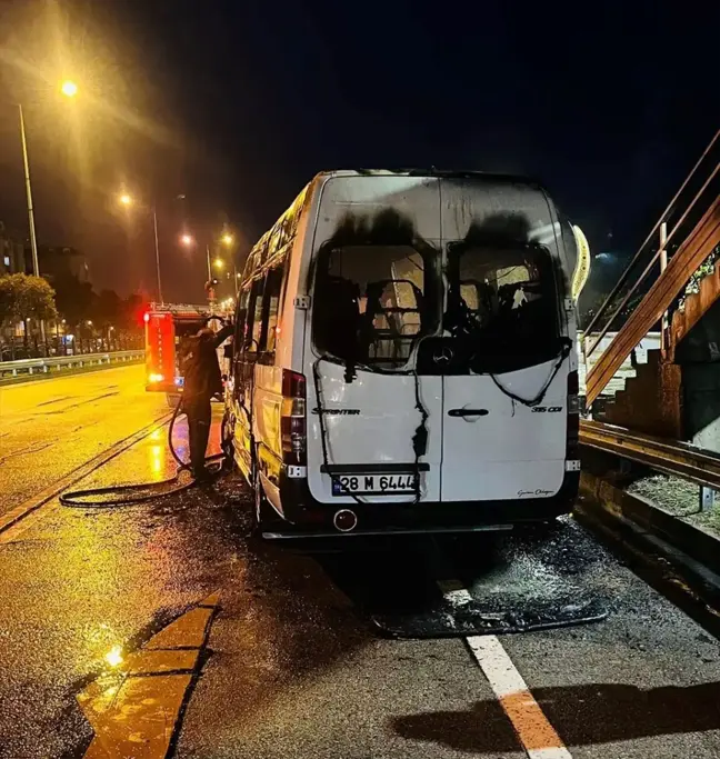 Giresun'da Yolcu Minibüsü Yandı