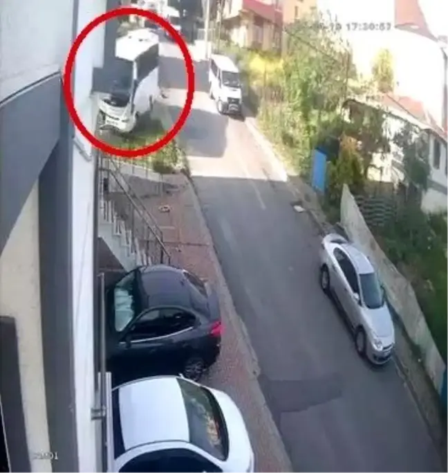 Çayırova'da El Freni Boşalan Midibüs Apartman Duvarına Çarptı