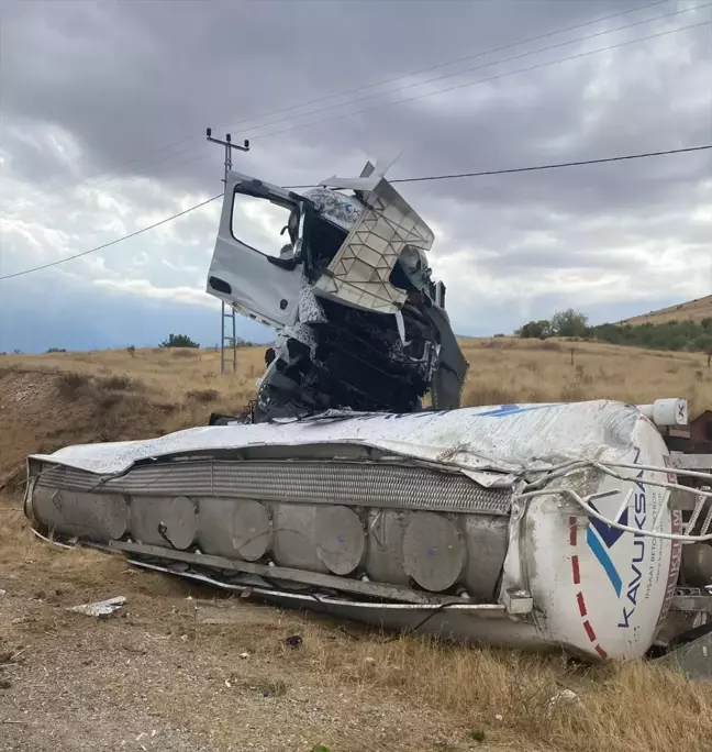 Doğanşehir'de Devrilen Tanker Sürücüsü Yaralandı