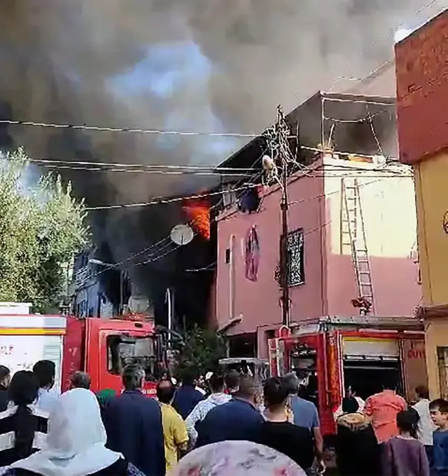 Adana'da 3 Katlı Evde Yangın: 4 Kişi Kurtarıldı