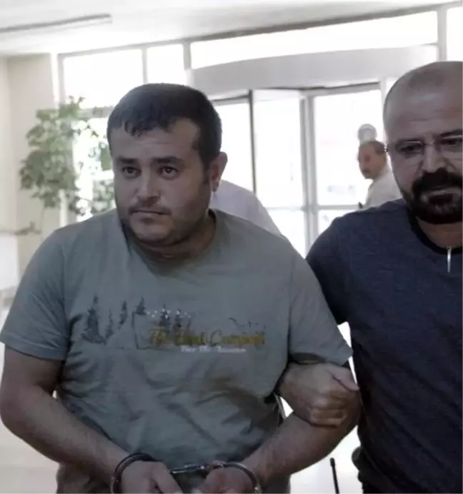 Eşini otobüs durağında bıçakladı, ölmesi için yanına kimseyi yaklaştırmadı