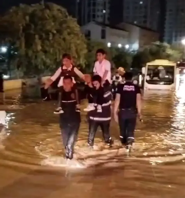 Adana'da Yağmurda Mahsur Kalan Çocuklar İtfaiye Ekiplerince Kurtarıldı