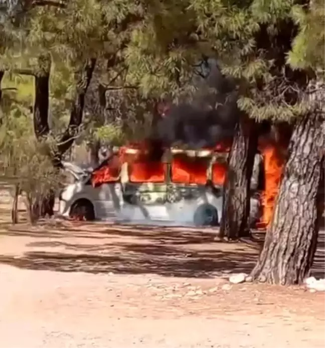 Adrasan'da Park Halindeki Tur Minibüsü Alev Alev Yandı