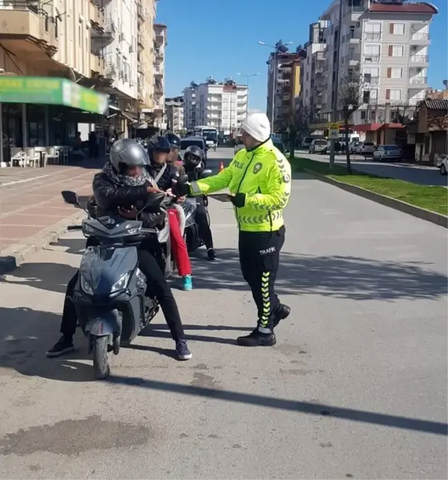 Antalya'da Geniş Kapsamlı Asayiş Denetimi: 5 Gözaltı ve Çalıntı Araçlar Ele Geçirildi