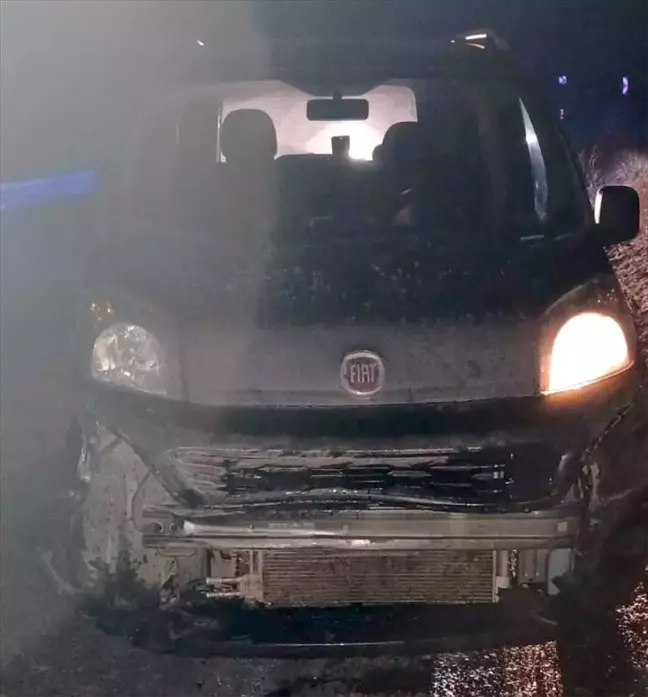 Kars'ta Bariyere Çarpan Hafif Ticari Araçta 2 Yaralı