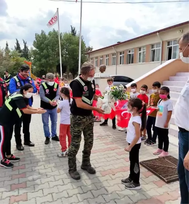Balıkesir'de motosiklet kulübü üyelerinden okullara kitap bağışı kampanyası