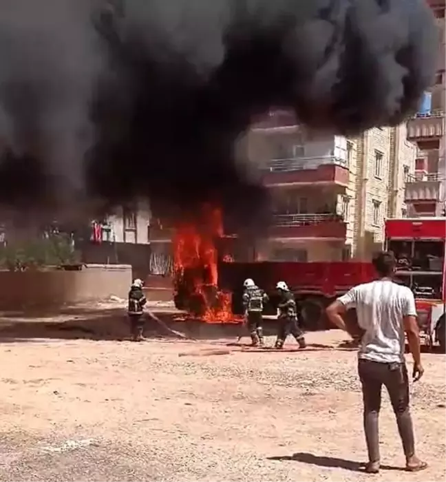 Gaziantep'te Park Halindeki Kamyon Alev Aldı