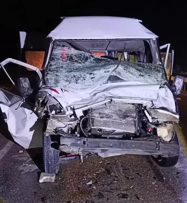 Amasya'da Minibüs Tıra Çarptı, 2 Yaralı