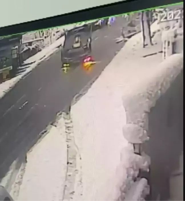Sarıyer'de takla atan otomobilden yara almadan kurtuldular: O anlar kamerada