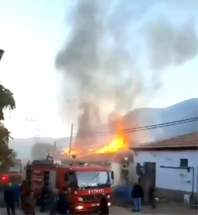 Kayseri'de 2 Katlı İkametin Çatısında Yangın Çıktı