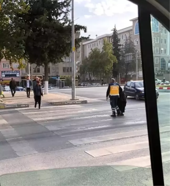 Ambulansı bıraktı, yaşlı kadının yardımına koştu