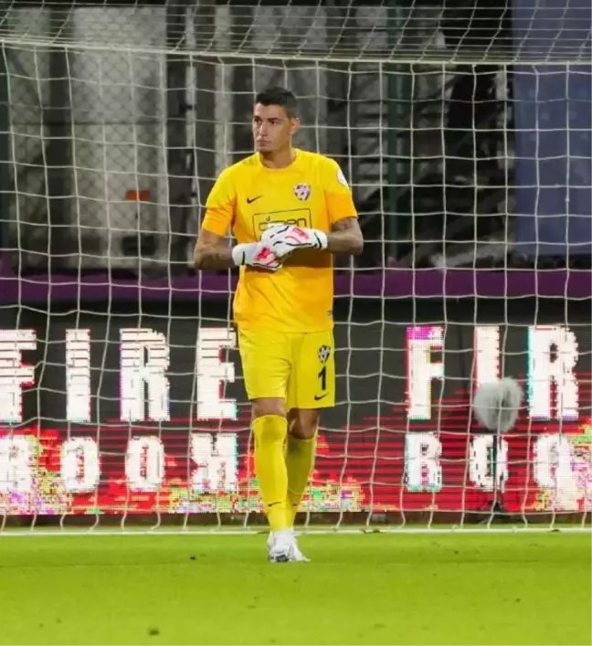 Eyüpspor'un genç kalecisi Berke Özer dikkat çekiyor
