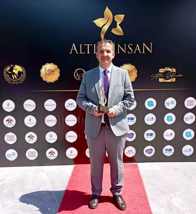 Düzce Üniversitesi Müzik Bölümü Başkanı Prof. Dr. Haluk Yücel'e akademik altın kalem ödülü