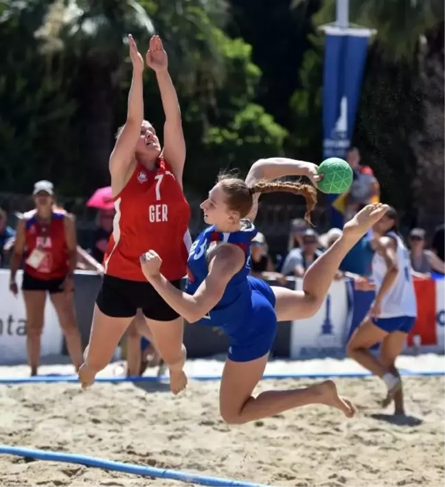 İzmir'de düzenlenen EHF Avrupa U17 Plaj Hentbolu Şampiyonası devam ediyor
