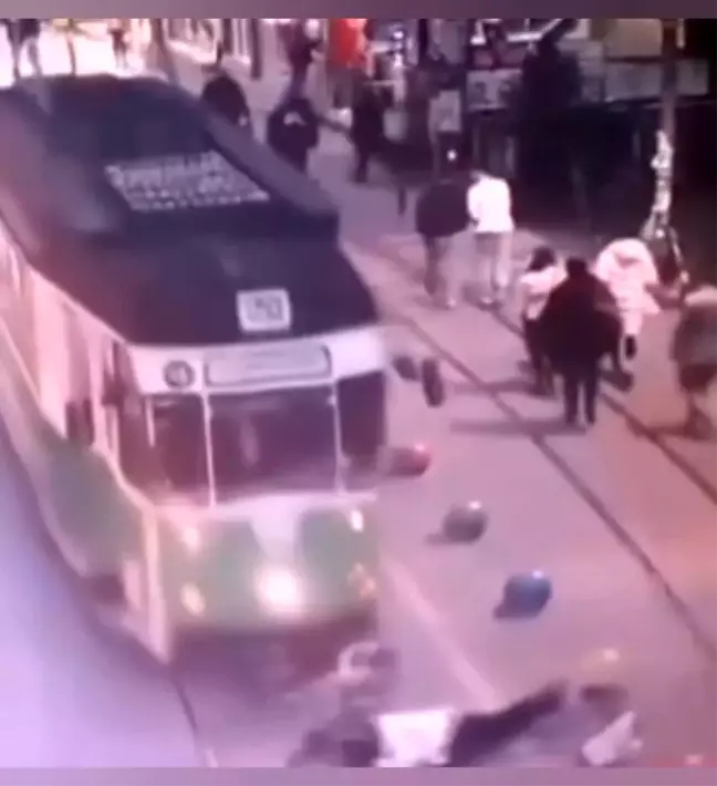 Kadıköy'de Torununu Kurtarmak İsterken Hayatını Kaybeden Yaşlı Kadının Görüntüleri Ortaya Çıktı
