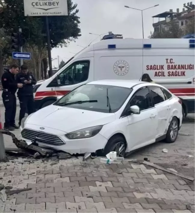 Elazığ'da Kaldırıma Çarpan Araçta 2 Yaralı