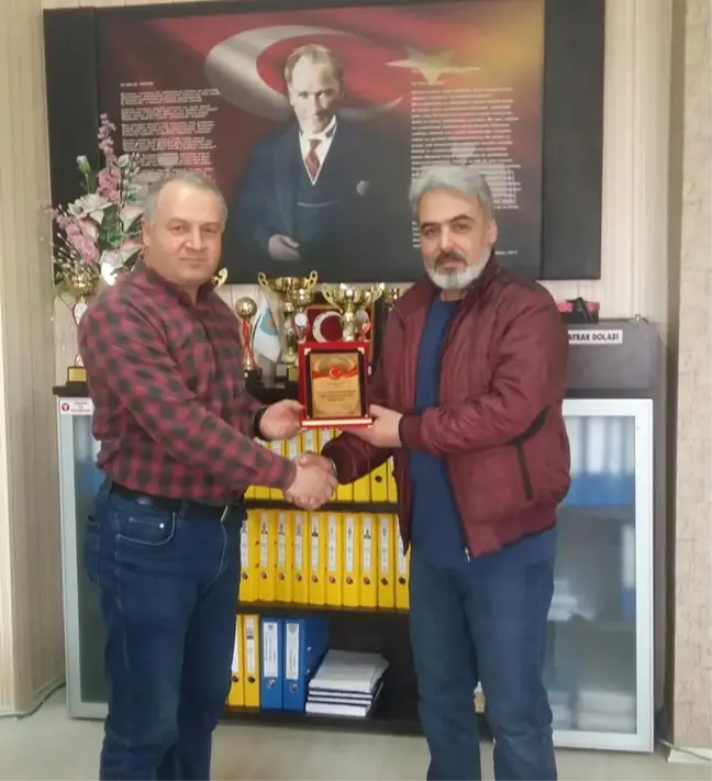 Başkan Gülbey'den Yazar Mert'e Plaket