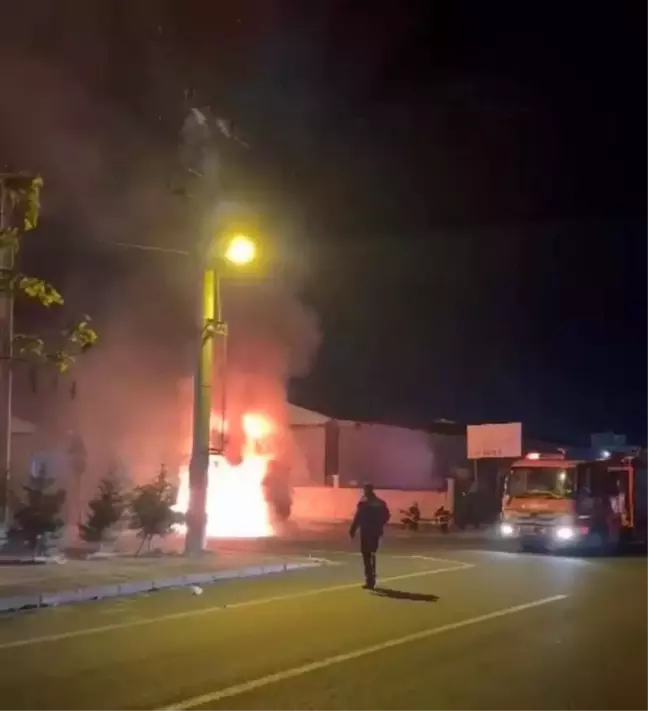 Diyarbakır'da Park Halindeki Kamyon Yandı