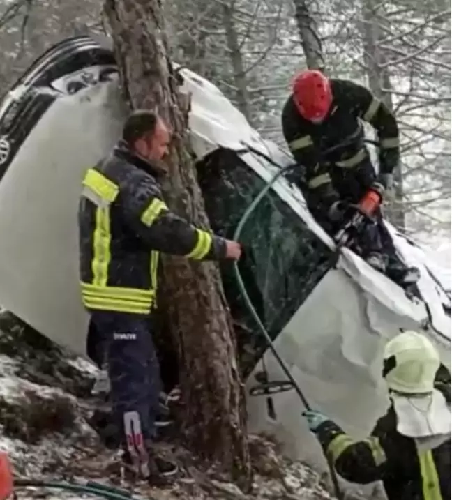 Manisa'da araç uçuruma yuvarlandı: 2 yaralı