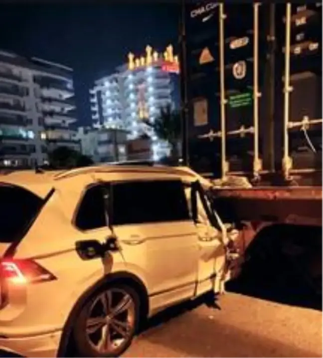 Son dakika haberleri: Alanya'da otomobille kamyon çarpıştı: 1 ölü