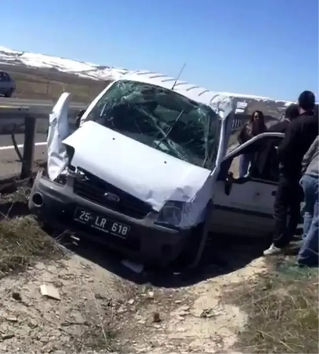 Erzurum-Pasinler karayolunda trafik kazası: Resmi araç refüje uçtu