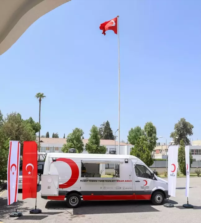 Türk Kızılayı, Kuzey Kıbrıs'a mobil ikram aracı teslim etti