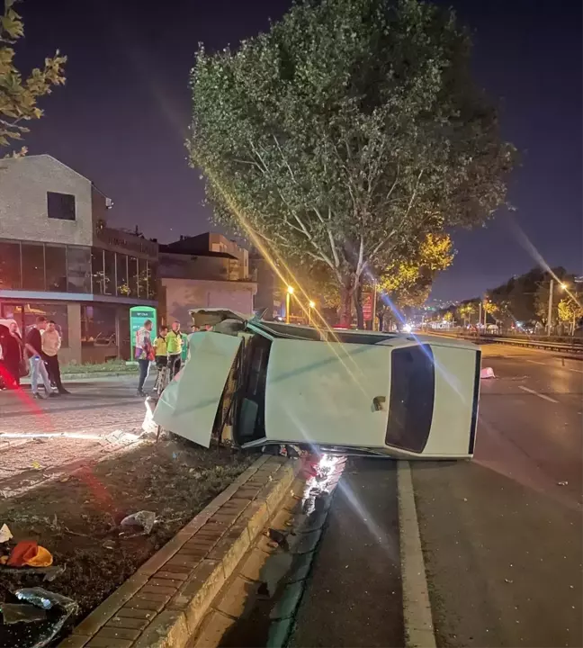 Bursa'da Aydınlatma Direğine Çarpan Otomobilde Bir Yaralı