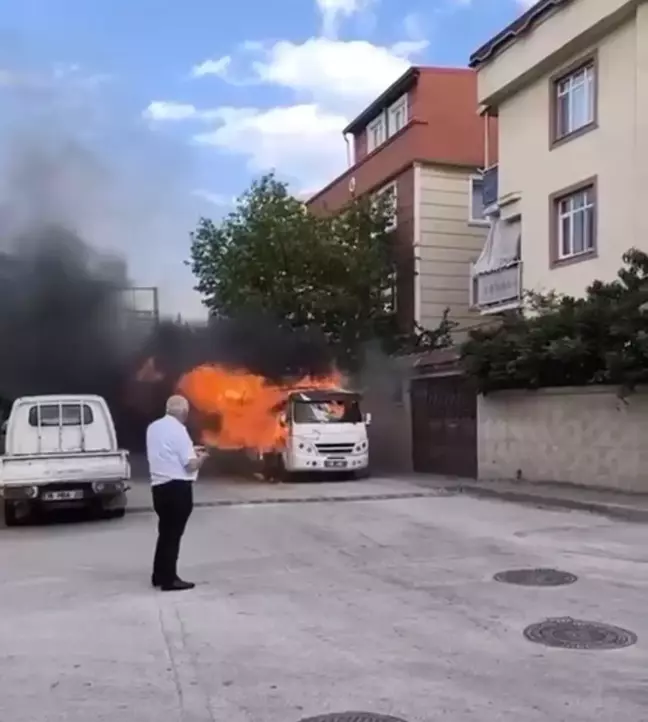 Bursa'da Park Halindeki Minibüste Yangın Çıktı