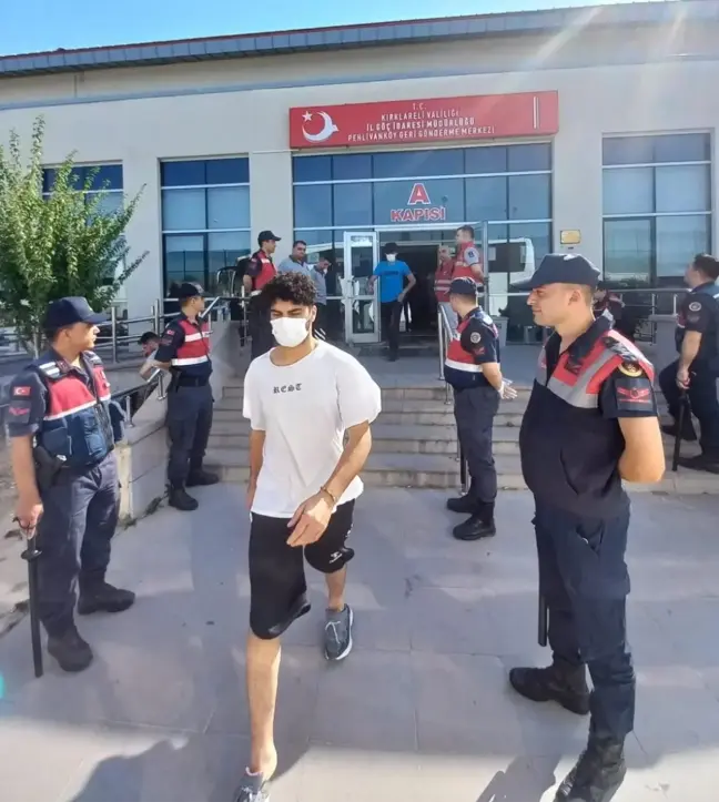 Sınır dışı edilecek 327 Afganistan uyruklu Kırklareli'nden gönderildi