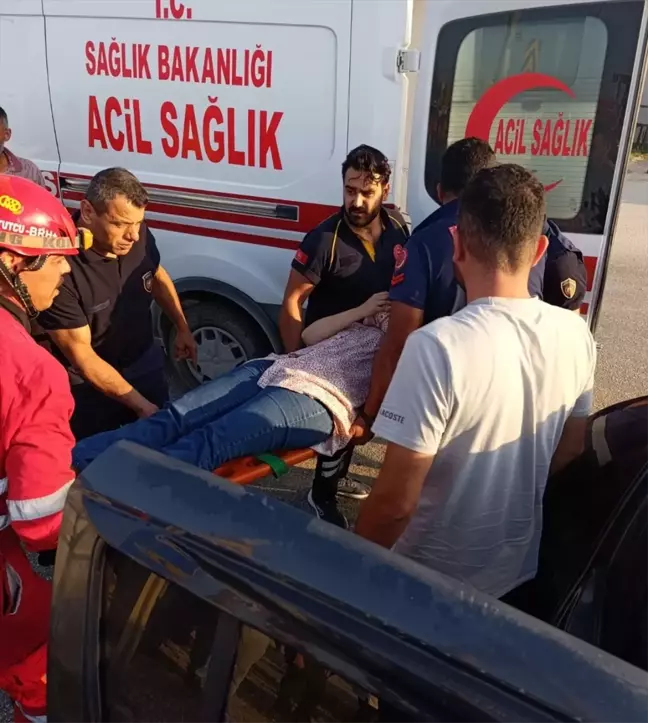 Antakya'da Minibüs ile Otomobil Çarpıştı: 2 Yaralı