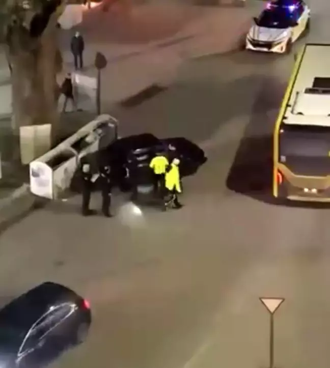 Alkollü Sürücü, Çöp Konteynerine Çarptı ve Araçta Kilitlenerek Polisle Zor Anlar Yaşattı