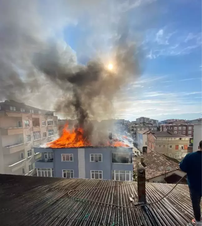 TUZLA'DA 3 KATLI BİNANIN ÇATISI ALEV ALEV YANDI