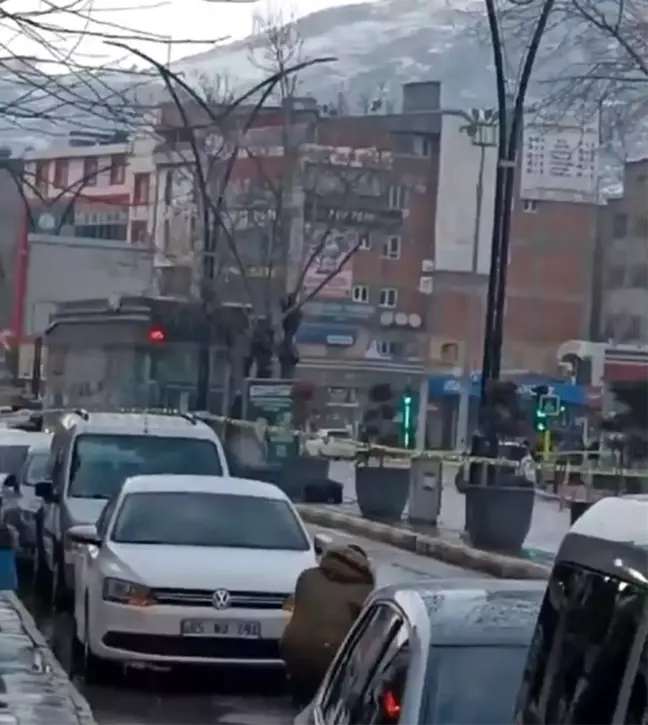Van'ın en işlek noktasında şüpheli çanta fünye ile patlatıldı